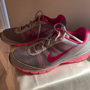 NIKE WOMEN’S SNEAKERS